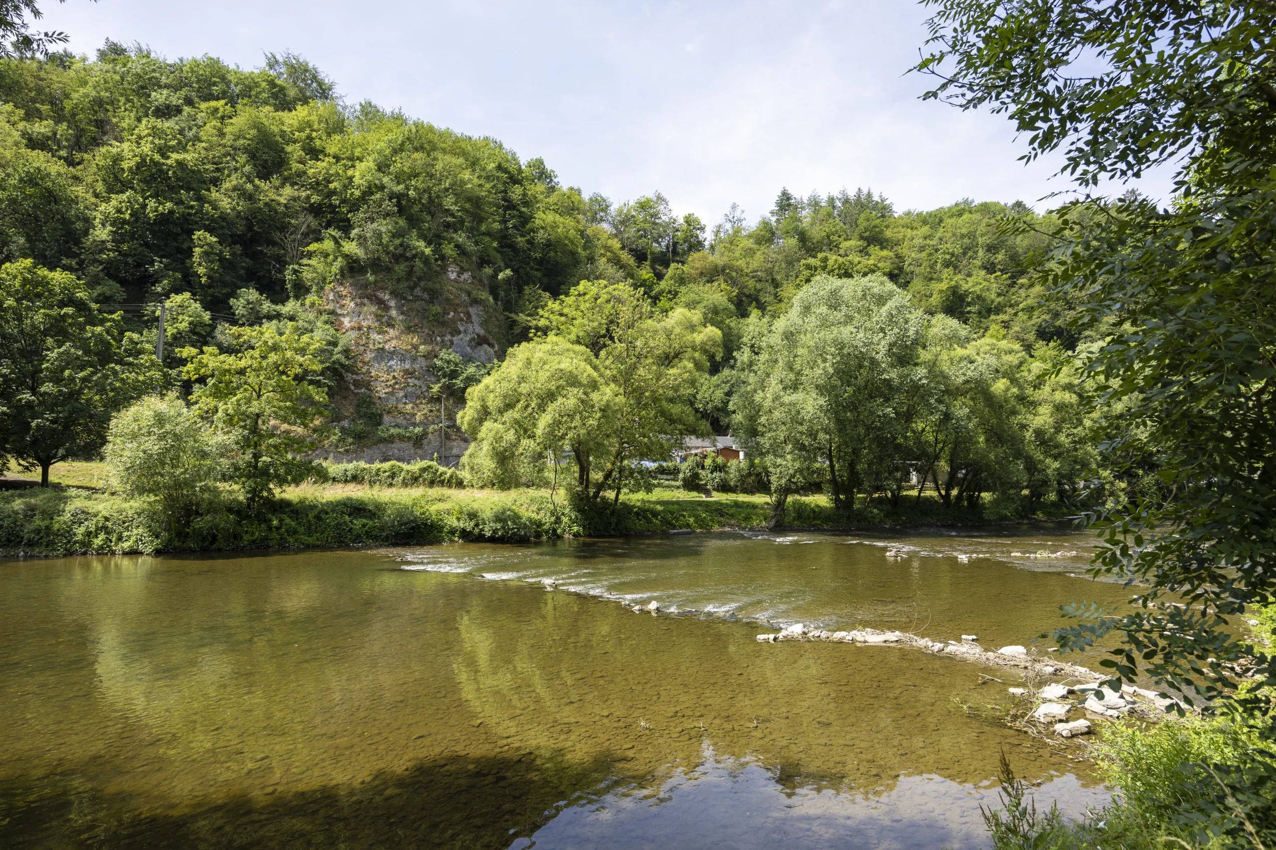 🌊 Camping au bord de l&rsquo;Ourthe à Comblain-au-Pont : nature, RAVeL 5 et liberté 24h/24